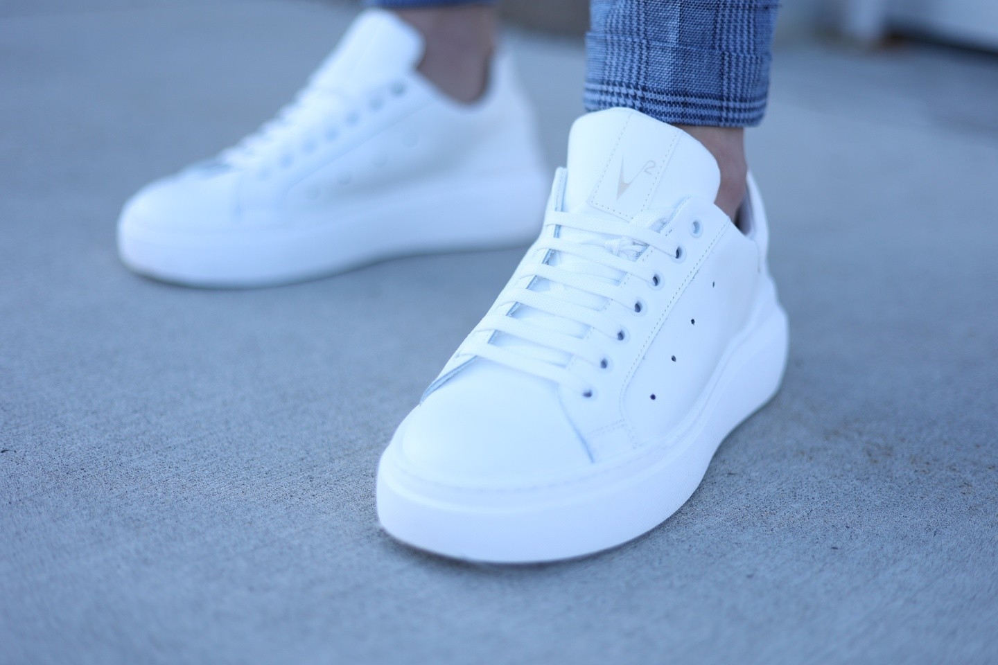 How eye-catching are these new ultra white sneakers from @v2_brand?