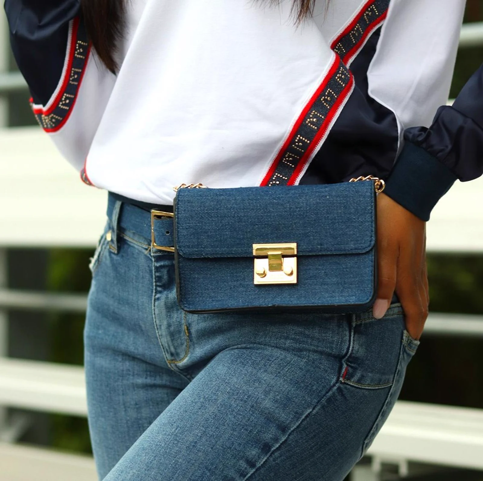Going hands free. 🙌 Receive this adorable clutch belt with these formfitting @liujoglobal jeans.