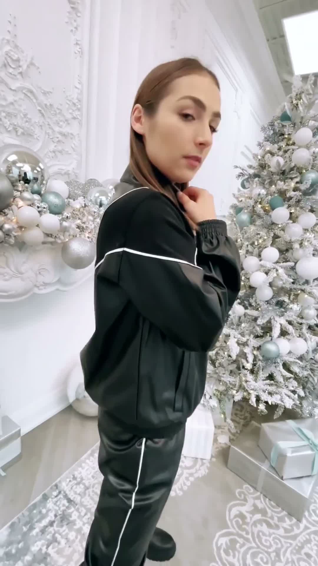 Leather on leather is the 2021 Christmas aesthetic 🖤 ⚫️ 🖤
