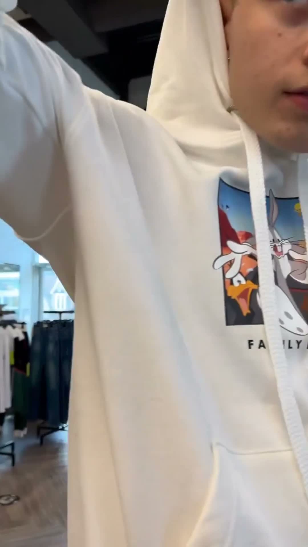 Who else loves Looney Toons?🙋

#familyfirstmilano #looneytoons #tshirt #hoodie #europeanfashion #europeanstyle #shopsmallbusiness #k