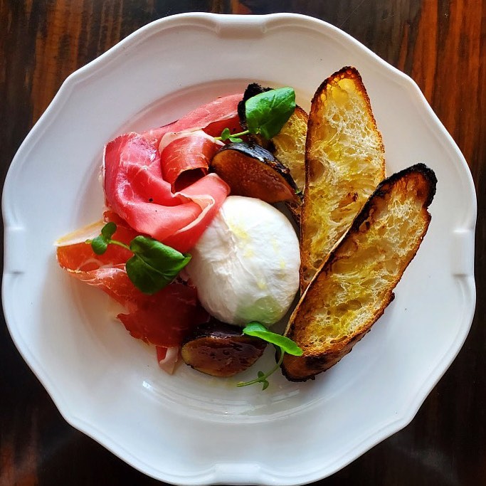 BURRATA, prosciutto, brûléed figs
.
How to avoid the winter blues…
@localekingcity #burrata #prosciutto #brûléedfigs #kingtownship #kingcity