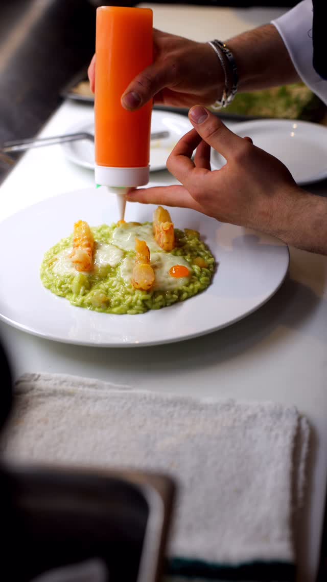 From kitchen to your plate watch the magic behind our Risotto Zucchini, Gamberi all’Arancia e Provolone! Fresh zucchini, succulent shrimp, a