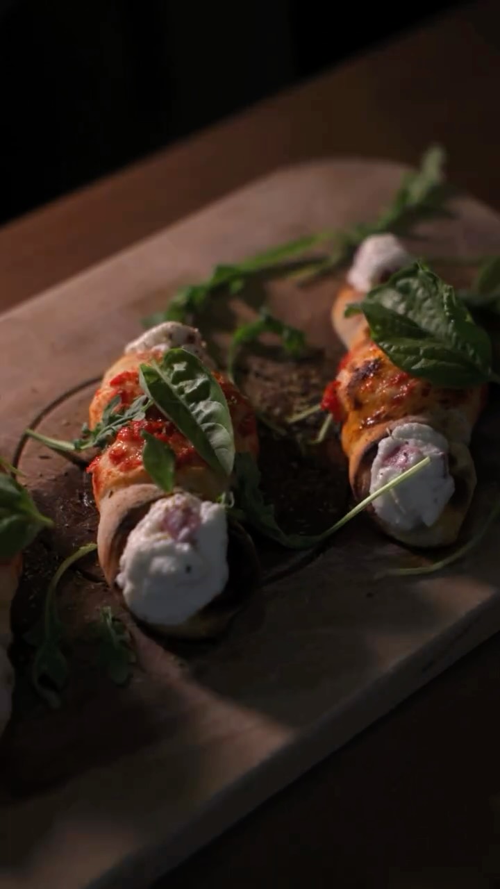 ✨ Cannolo Napoletano Rivisitato. Un cannolo… ma non quello che ti aspetti. 
Ripieno di fior di ricotta cremosa e salame, cotto al forno e fi