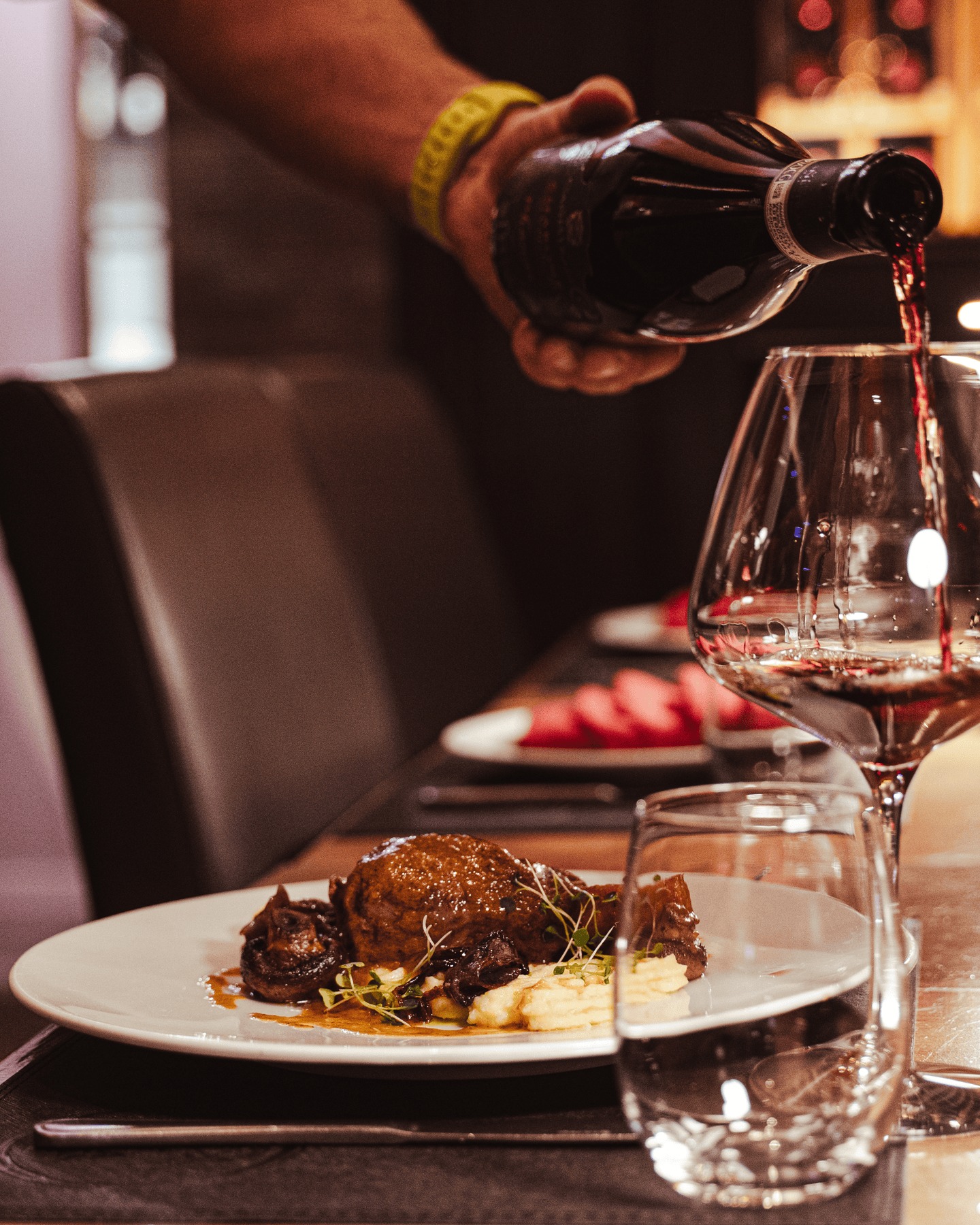 A perfectly poured glass.
A beautifully set table.
A night that’s meant to be remembered. 🌹
This Valentine’s Day, join us at Osteria Gente f